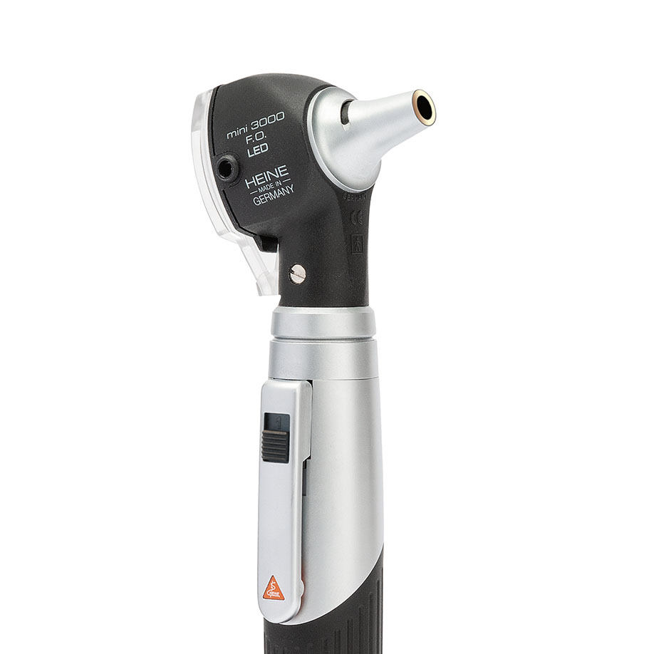 mini-3000-f.o.-otoskop-25-v-led-schwarz-mit-batteriegriff-mini-3000-in-anwendung